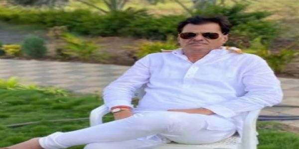 उज्जैनः सड़क किनारे जा रही स्कॉर्पियो तलाब में समाई