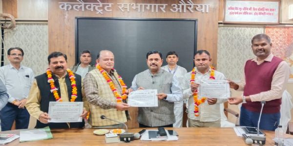 औरैया में एसआईआर कार्यक्रम में उत्कृष्ट कार्य करने वाले बीएलओ सम्मानित