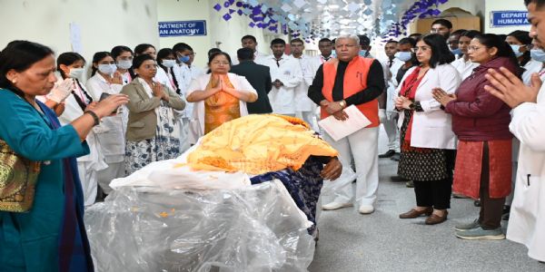 जौनपुर मेडिकल कॉलेज को अध्ययन के लिए मिला पहला मृत शरीर, सेंगर दंपति ने पूरा किया अपना वादा