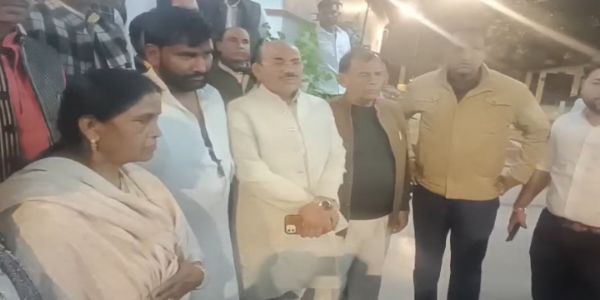 सपा नेता शिवपाल यादव ने तहसील परिसर में भाजपा नेता को पीटा