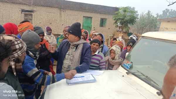 घटनास्थल पर जांच करती पुलिस।