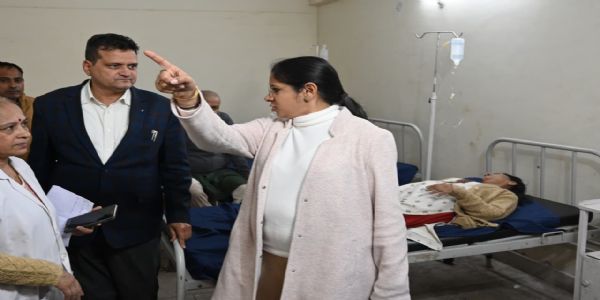 घायलों का इलाज करते चिकित्सक। घायलों का इलाज करते चिकित्सक।