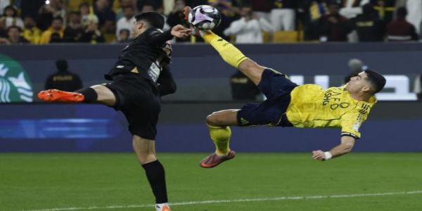 रोनाल्डो बाइसिकल किक करते हुए