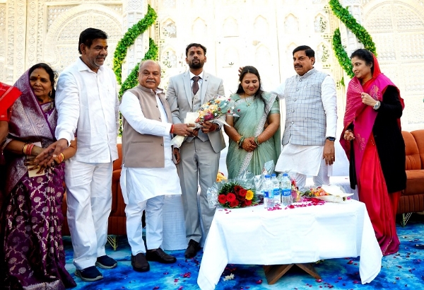 टीकमगढ़ः विधायक खटीक की सुपुत्री के विवाह समारोह में शामिल मुख्यमंत्री टीकमगढ़ः विधायक खटीक की सुपुत्री के विवाह समारोह में शामिल मुख्यमंत्री