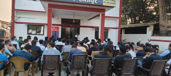 जानकारी प्राप्त करते अधिकारी गण