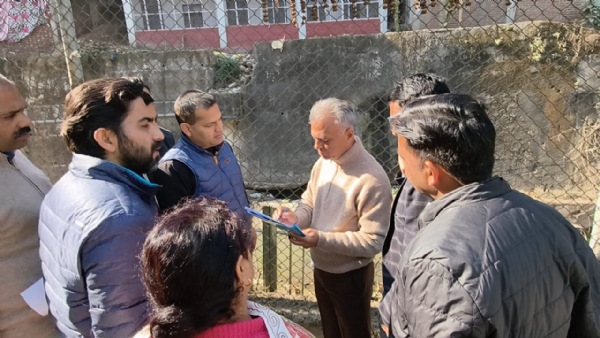 सकोहडी खड्ड के तटीयकरण को लेकर निरीक्षण करते हुए अनिल शर्मा। सकोहडी खड्ड के तटीयकरण को लेकर निरीक्षण करते हुए अनिल शर्मा।