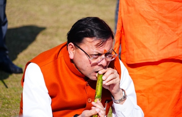 मुख्यमंत्री पुष्कर सिंह धमाी सीएम आवास के लॉन में बैठकर गन्ना का स्वाद लेते। मुख्यमंत्री पुष्कर सिंह धमाी सीएम आवास के लॉन में बैठकर गन्ना का स्वाद लेते।