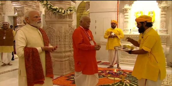 राम मंदिर में पूजन करते प्रधानमंत्री मोदी, साथ में सरसंघचालक मोहन भागवत