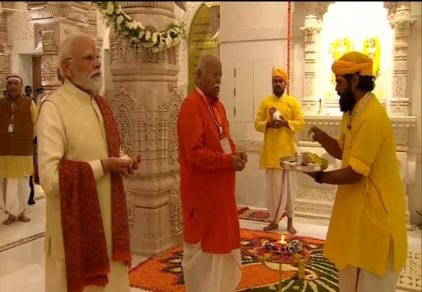 राम मंदिर में पूजन करते प्रधानमंत्री मोदी, साथ में सरसंघचालक मोहन भागवत राम मंदिर में पूजन करते प्रधानमंत्री मोदी, साथ में सरसंघचालक मोहन भागवत