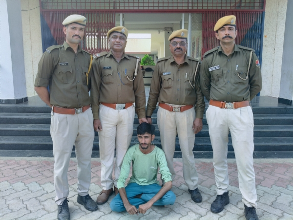 पुलिस की गिरफ्त में आरोपी