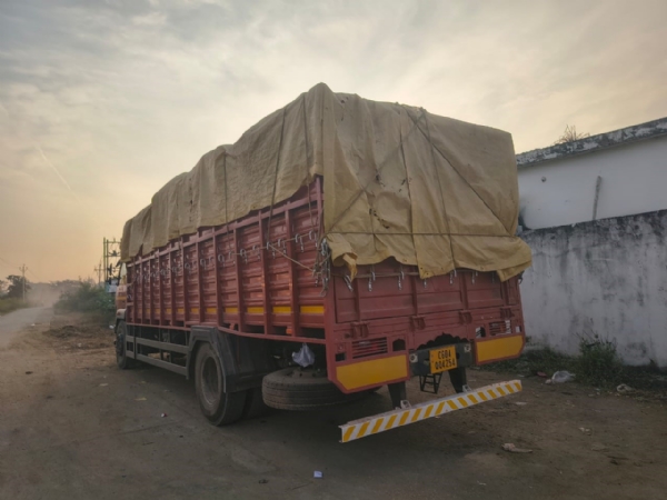 वाहन में भरा जब्त अवैध धान। वाहन में भरा जब्त अवैध धान।