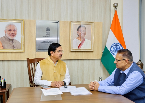 नई दिल्ली में केंद्रीय उपभोक्ता मामले, खाद्य एवं सार्वजनिक वितरण मंत्री प्रह्लाद जोशी से उनके आवास पर शिष्टाचार भेंट करते कैबिनेट मंत्री गणेश जोशी। नई दिल्ली में केंद्रीय उपभोक्ता मामले, खाद्य एवं सार्वजनिक वितरण मंत्री प्रह्लाद जोशी से उनके आवास पर शिष्टाचार भेंट करते कैबिनेट मंत्री गणेश जोशी।