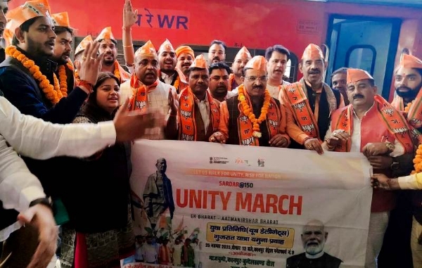 कानपुर में भाजपा जनता युवा मोर्चा कानपुर बुंदेलखंड के क्षेत्रीय अध्यक्ष सुनील साहू के नेतृत्व में युवा प्रतिनिधि गुजरात यात्रा कार्यकर्ताओं को प्रकाश पाल ने पटका,टोपी और माल्यार्पण कर रवाना किया का छायाचित्र