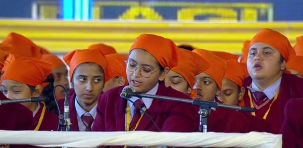 प्रधानमंत्री नरेंद्र मोदी के समक्ष शब्द गायन पेश करते स्कूली विद्यार्थी प्रधानमंत्री नरेंद्र मोदी के समक्ष शब्द गायन पेश करते स्कूली विद्यार्थी