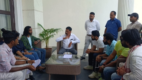 मंत्री से मुलाकात के दौरान समिति के सदस्यों की फाइल फोटो मंत्री से मुलाकात के दौरान समिति के सदस्यों की फाइल फोटो