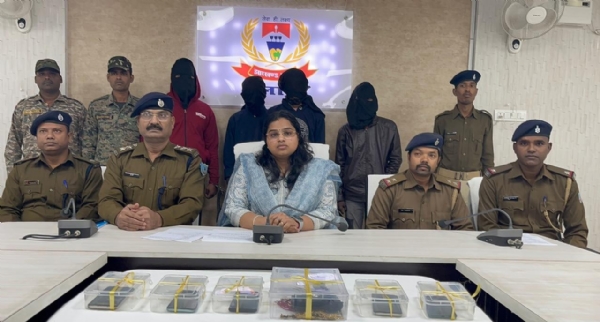 गिरफ्तार लूटेरे, बरामद सामान के बारे में जानकारी देती एसपी रीष्मा रमेशन गिरफ्तार लूटेरे, बरामद सामान के बारे में जानकारी देती एसपी रीष्मा रमेशन