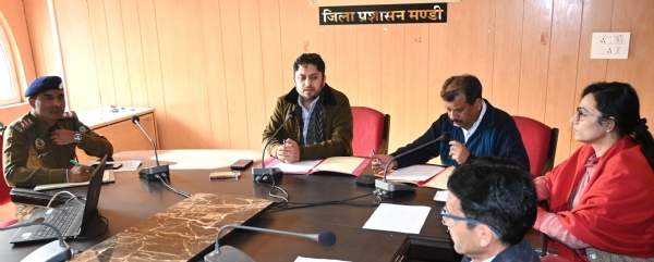 बैठक की अध्यक्षता करते हुए उपायुक्त अपूर्वदेवगन। बैठक की अध्यक्षता करते हुए उपायुक्त अपूर्वदेवगन।