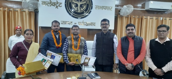 जिलाधिकारी उत्कृष्ट कार्य करने वाले बीएलओ को सम्मानित करते जिलाधिकारी उत्कृष्ट कार्य करने वाले बीएलओ को सम्मानित करते