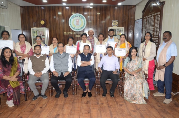 रायपुर : कलेक्टर ने एसआईआर में सराहनीय कार्य करने वाले बीएलओ, पटवारी व सुपरवाइजर को किया सम्मानित रायपुर : कलेक्टर ने एसआईआर में सराहनीय कार्य करने वाले बीएलओ, पटवारी व सुपरवाइजर को किया सम्मानित