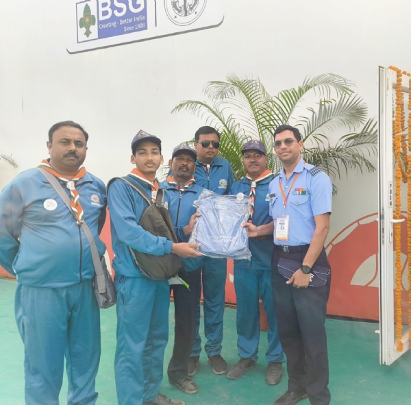 सम्मान प्राप्त करता छात्र विवेक सम्मान प्राप्त करता छात्र विवेक