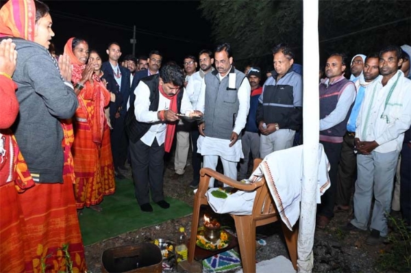 उपमुख्यमंत्री विजय शर्मा कार्यों का भूमिपूजन करते हुए उपमुख्यमंत्री विजय शर्मा कार्यों का भूमिपूजन करते हुए