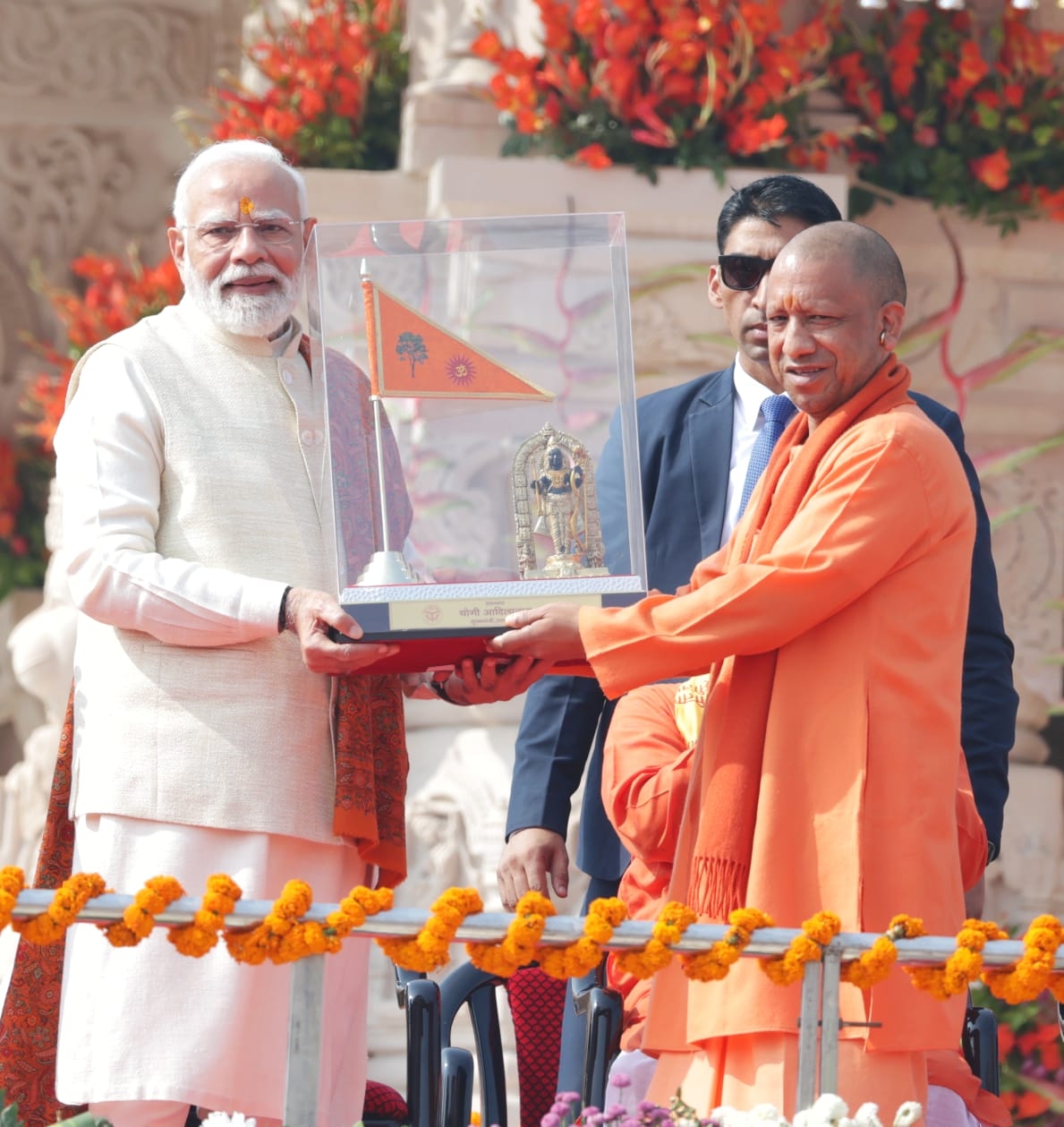 अयोध्या में ध्वजारोहण के चित्र अयोध्या में ध्वजारोहण के चित्र