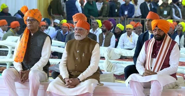 शब्द गायन सुनते प्रधानमंत्री नरेंद्र मोदी, मुख्यमंत्री नायब सैनी तथा राज्यपाल अशीम घोष शब्द गायन सुनते प्रधानमंत्री नरेंद्र मोदी, मुख्यमंत्री नायब सैनी तथा राज्यपाल अशीम घोष