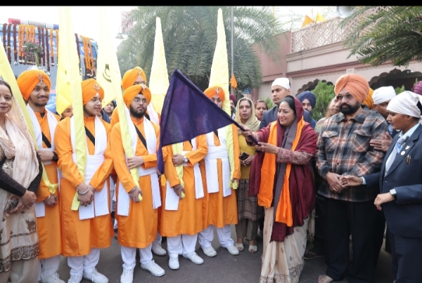 दिल्ली की मुख्यमंत्री रेखा गुप्ता ध्वज यात्रा को हरि झंडी दिखाते हुए। दिल्ली की मुख्यमंत्री रेखा गुप्ता ध्वज यात्रा को हरि झंडी दिखाते हुए।