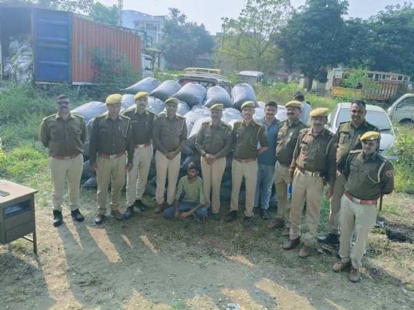 अवैध डोडा चूरा के साथ पुलिस और आरोपी