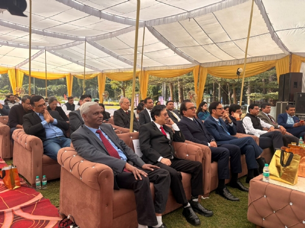 समारोह में बैठे पूर्व छात्र समारोह में बैठे पूर्व छात्र