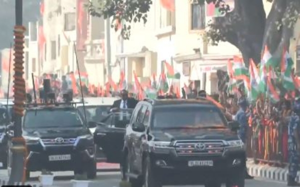 रोड शो करते प्रधानमंत्री रोड शो करते प्रधानमंत्री