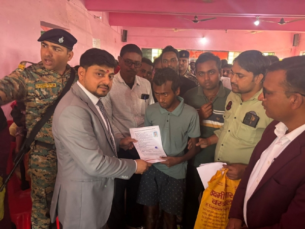 लाभुक को प्रमाणपत्र देते उपायुक्त लाभुक को प्रमाणपत्र देते उपायुक्त