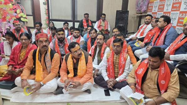 सुंदरकांड के दौरान जिला अध्यक्ष अनिल दिक्षित क्षेत्रीय अध्यक्ष प्रकाश पाल व अन्य का छायाचित्र सुंदरकांड के दौरान जिला अध्यक्ष अनिल दिक्षित क्षेत्रीय अध्यक्ष प्रकाश पाल व अन्य का छायाचित्र