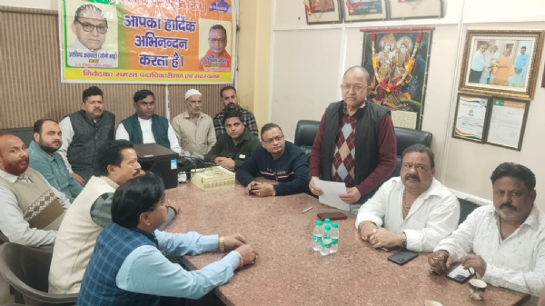 उत्तर प्रदेश संयुक्त व्यापार मंडल की बैठक में उपस्थित पदाधिकारी। उत्तर प्रदेश संयुक्त व्यापार मंडल की बैठक में उपस्थित पदाधिकारी।