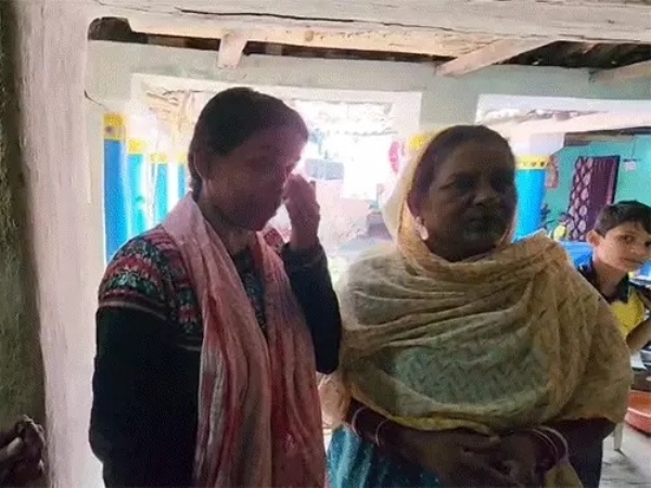 टीचर काजल साहू अपनी गलती मानते हुए रोने लगी। टीचर काजल साहू अपनी गलती मानते हुए रोने लगी।