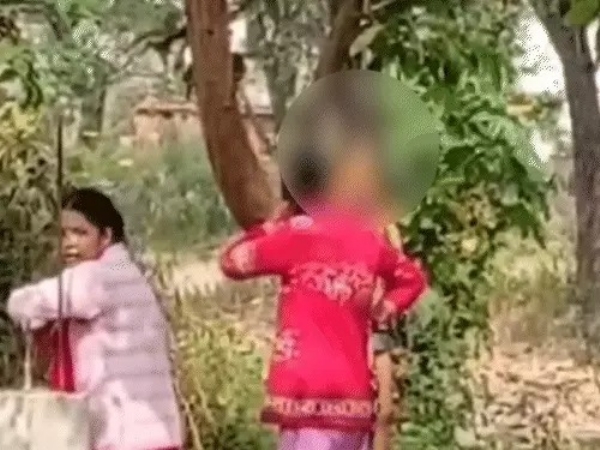 सूरजपुर में होमवर्क नहीं करने पर टीचर ने बच्चे को पेड़ से लटकाया। सूरजपुर में होमवर्क नहीं करने पर टीचर ने बच्चे को पेड़ से लटकाया।