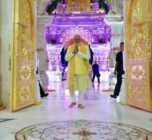 मंदिर परिसर में प्रधानमंत्री नरेन्द्र मोदी मंदिर परिसर में प्रधानमंत्री नरेन्द्र मोदी