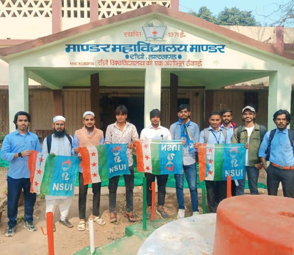 कॉजेल परिसर में जुटे छात्र नेताओं समेत अन्य की तस्वीर कॉजेल परिसर में जुटे छात्र नेताओं समेत अन्य की तस्वीर