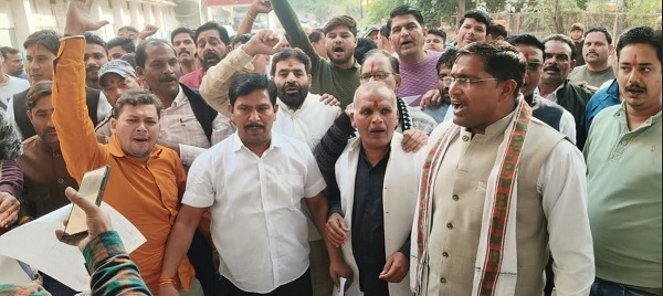 ब्राह्मण समाज अड़ा आईएएस वर्मा पर एफ.आई.आर कराने ब्राह्मण समाज अड़ा आईएएस वर्मा पर एफ.आई.आर कराने