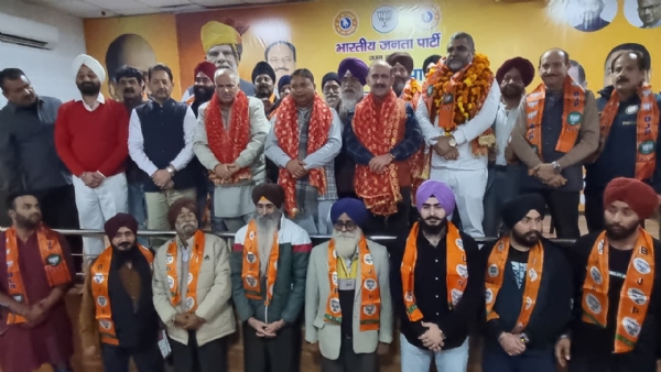 अजीत चोपड़ा, कुलवंत सिंह की लीडरशिप में सैकड़ों रिफ्यूजी बीजेपी में शामिल हुए अजीत चोपड़ा, कुलवंत सिंह की लीडरशिप में सैकड़ों रिफ्यूजी बीजेपी में शामिल हुए