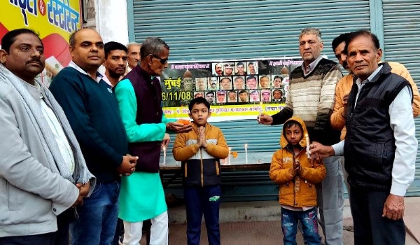 कानपुर में मुंबई आतंकी हमले 26 नवंबर 2008 की 17 वे बलिदान दिवस की पूर्व संध्या पर अमर शहीदों को पुष्पांजलि अर्पित करते हुए का छायाचित्र