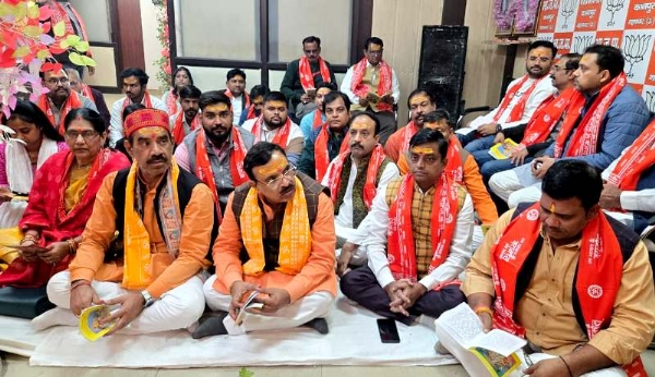 कानपुर में भाजपा कार्यालय में सुंदरकांड का पाठ करते भाजपा कानपुर बुंदेलखंड क्षेत्र के अध्यक्ष प्रकाश पाल व अन्य का छायाचित्र