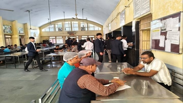 प्रतिष्ठानों का औचक निरीक्षण कर लिए नमूने प्रतिष्ठानों का औचक निरीक्षण कर लिए नमूने