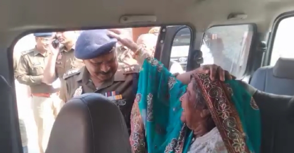 महिला से बात करते पुलिस अधीक्षक महिला से बात करते पुलिस अधीक्षक