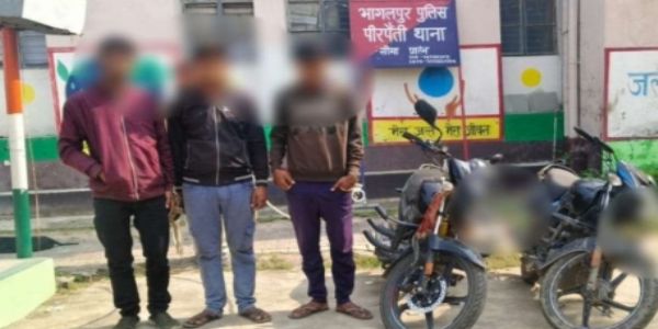 लूट की मोटरसाईकिल सहित तीन आरोपी गिरफ्तार
