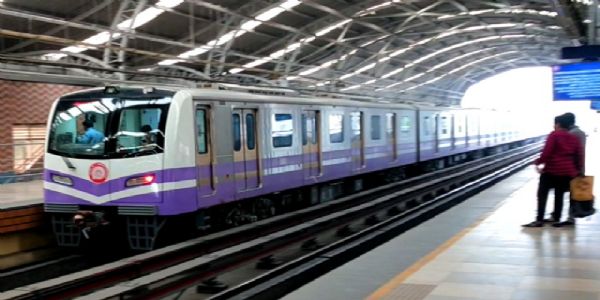 चलती मेट्रो के आगे कूदने से बाधित सेवा, 45 मिनट बाद फिर शुरू हुआ परिचालन