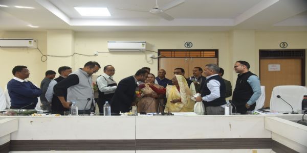 सरगुजा: राज्य पीएससी परीक्षा में चयनित प्रतिभाशाली युवाओं का कलेक्टर ने किया सम्मान