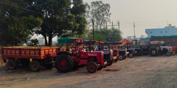 धमतरी में रेत चोरी के आरोप में पकड़ाए नौ ट्रेक्टर-ट्राली