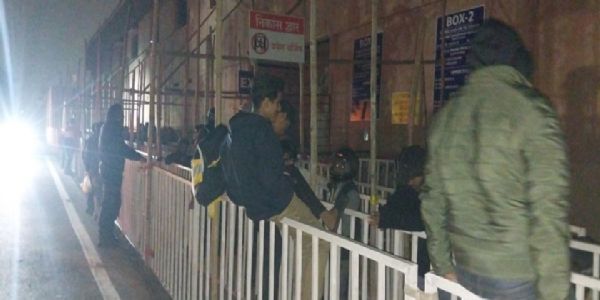 रांची में क्रिकेट का जुनून, जेएससीए स्टेडियम में टिकट के लिए ठंड में देर रात से लगी लंबी कतारें