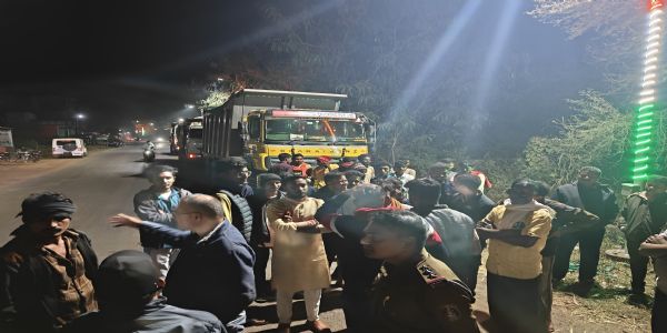 हाइवा की चपेट में आने से विधायक ओंकार साहू बाल-बाल बचे, तीन घंटे हाईवे जाम